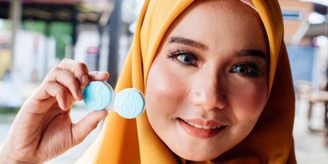 Bahaya Pakai Lensa Kontak Saat Mandi dan Tidur