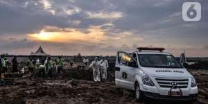 Kasus Covid-19 Melonjak, Excavator Diterjunkan Bikin Lubang Makam Pasien