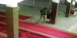 Miris! Sejoli Tertangkap Kamera CCTV Mesum di Masjid dan Curi Kotak Amal