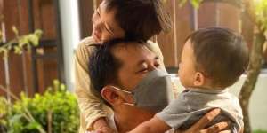 Momen Bahagia Hanung Bramantyo Main Bareng Anak usai Sembuh Dari Covid-19