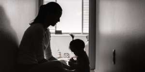 Bikin Mewek! Bocah Ini Terdiam Saat Teman-temannya Bagikan Bunga ke Ibu