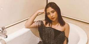 Jauh dari Vulgar! Pose Manja 5 Seleb Cantik dalam Bathtub