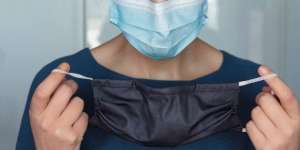 Kiat Pakai Masker Double Bebas Sesak Napas