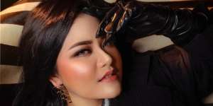 Istri Wali Kota Medan Kahiyang Ayu Kepergok Pakai Sepatu Merah Harga Fantastis