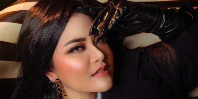 Istri Wali Kota Medan Kahiyang Ayu Kepergok Pakai Sepatu Merah Harga Fantastis