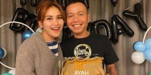 Ngobrol Bareng Melaney Ricardo, Salfok Lihat Gaya Duduk Ayah Rozak