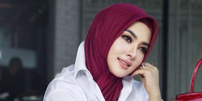 8 Penyanyi Tajir Ini Tak Malu Jajan di Pinggir Jalan, Syahrini Banjir Pujian!