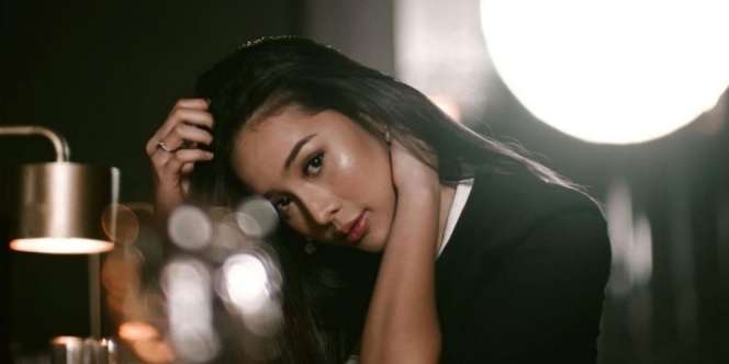 Berpose di Atas Kuda, Anya Geraldine Bikin Riuh