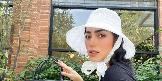 Foto Bareng Jerapah, Caption Jessica Iskandar Dibahas Netizen
