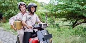 8 Tips Aman Berkendara Ketika Bawa Barang di Motor