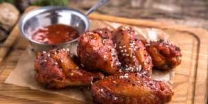 Viral, Pria Tetap Nikmati Chicken Wings Saat Dirampok