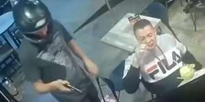 Perampok Todongkan Pistol, Pria Ini Malah Tetap 'Santuy' Nikmati Ayam Gorengnya