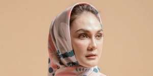Cantiknya Luna Maya Berhijab, Disebut Mirip Mama Amy