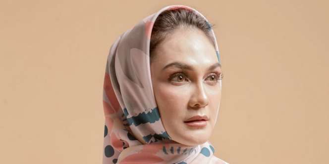 Cantiknya Luna Maya Berhijab, Disebut Mirip Mama Amy