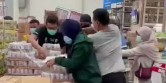 Viral, Video Warga 'Panic Buying' Susu Steril 