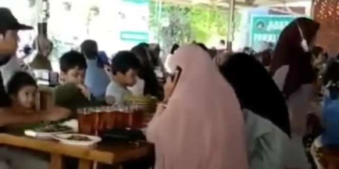 Viral, Emak-emak Unggah Kondisi Restoran di Padang Ramai Saat PPKM