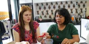 Reaksi Bule Jerman Cicip Masakan Lokal dan Makan Ikan Asin Pertama Kali