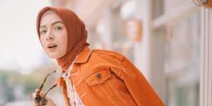 Inspirasi Mix and Match Jaket dan Hijab ala Selebgram Bella Attamimi