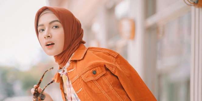 Inspirasi Mix and Match Jaket dan Hijab ala Selebgram Bella Attamimi