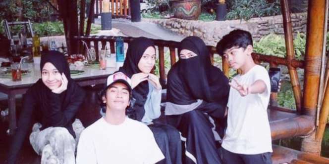 Momen Haru Umi Pipik Lepas Anak-anaknya ke Pesantren