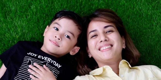 Tia Ariestya, Putra Sulung, dan Pengasuhnya Positif Covid-19