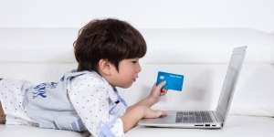 Anak Main HP Orangtua Klik Barang COD, Saat Tiba Totalnya Bikin Emak Nanngis