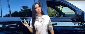 Gaya Cardi B Pamer Baby Bumb Sambil Tenteng Tas Sangkar Burung