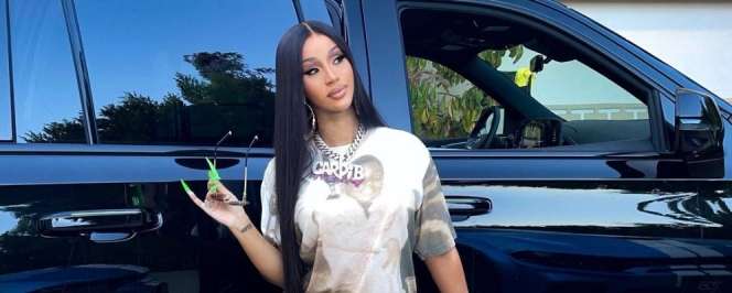Gaya Cardi B Pamer Baby Bumb Sambil Tenteng Tas Sangkar Burung