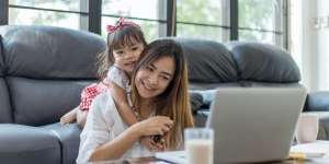 4 Tips Seimbangkan Pekerjaan dan Mengurus Anak Kala WFH, Pernah Coba?