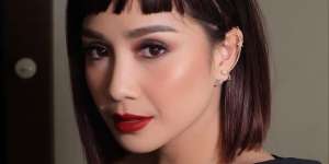 Gaya Berkelas Nagita Slavina dengan Blazer Merah Seharga DP Rumah Bersubsidi