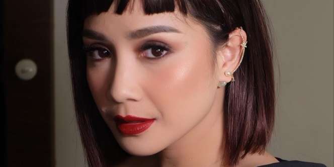 Gaya Berkelas Nagita Slavina dengan Blazer Merah Seharga DP Rumah Bersubsidi