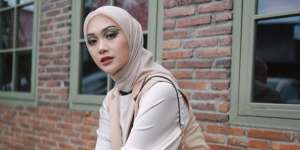 Inspirasi Gaya Padu-padan Outer dan Hijab ala Indah Nada Puspita