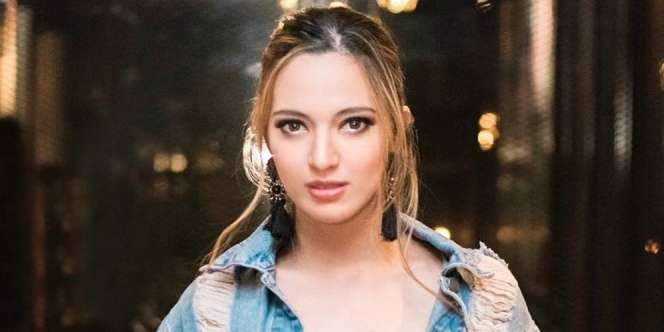 Deretan Gaya Fashion Nia Ramadhani yang Ramai Disorot