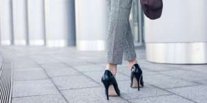 6 Trik Singkat Memakai Sepatu Heels tanpa Rasa Sakit