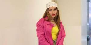 Ayu Ting Ting Pose Khas Dua Jari, Lihat Sandal Harga Belasan Jutanya