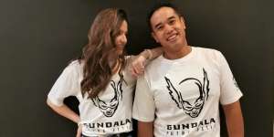 8 Foto Nia Ramadhani & Suami Pakai Baju Tahanan, Gaya Disorot!