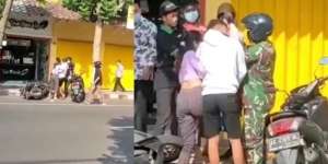 Malu-maluin, 2 Cewek Rebutan Cowok di Pinggir Jalan, Aparat Turun Tangan