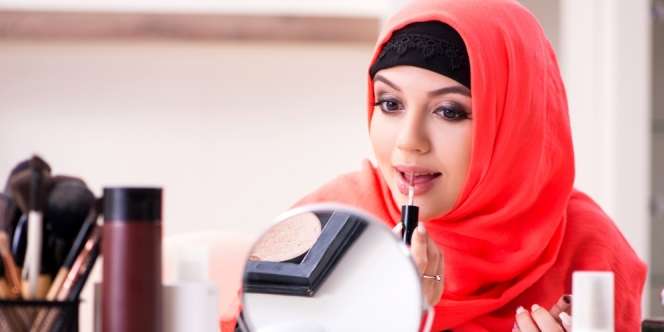 3 Trik Menggunakan Lip Gloss untuk Merias Wajah