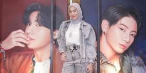 Gaya Anggun Erin Taulany Tenteng Tas dengan Gantungan Rp9,7 Juta
