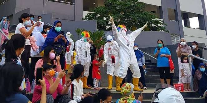Salut! Tim Psikososial Berkostum 'Badut APD' Hibur Anak yang Terpapar Covid-19