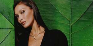 Gaya Bella Hadid Pakai Kalung Berbentuk Paru-Paru Emas