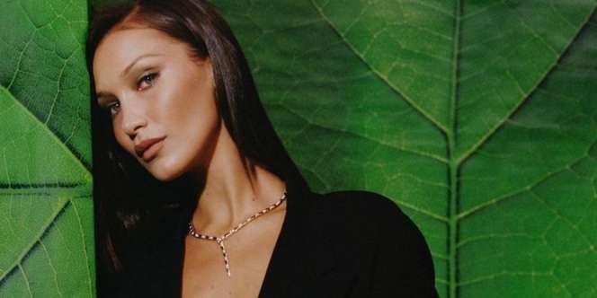 Gaya Bella Hadid Pakai Kalung Berbentuk Paru-Paru Emas