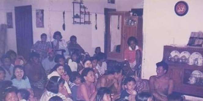 Foto Jadul Warga Nonton TV Bareng di Rumah Tetangga, Salfok Sama Pria di Depan