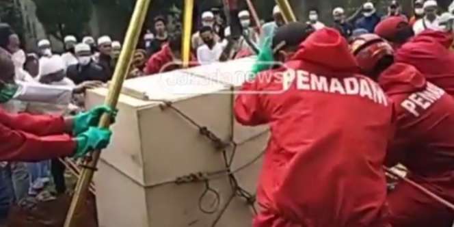Petugas Damkar Jakarta Timur Makamkan Jenazah Berbobot 300 Kg, Pakai Katrol