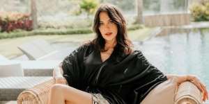 5 Potret Sophia Latjuba Pamer Kaki Jenjang