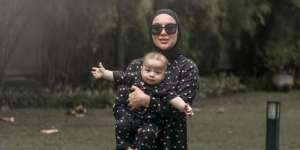 5 Potret Kompak Irish Bella dan Baby Air, Baju Kembaran