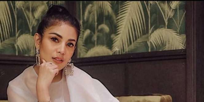4 Gaya Riasan Flawless Khas Nindy Ayunda