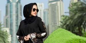 Buat Tampilan Lebih Modis dengan Tips Mix and Match Tunik
