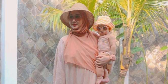 Tampilan Matching Dian Pelangi dan Putri Kecilnya Bikin Gemas