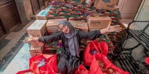 Bagi-Bagi Sembako di Tengah PPKM Darurat, Ria Ricis Banjir Pujian